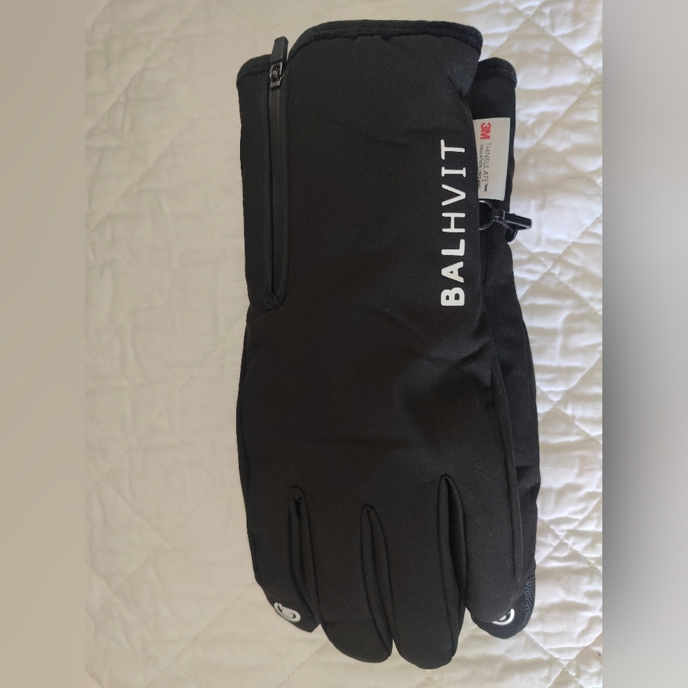 Balhvit winter gloves featuring 3M Thinsulate insulation. 